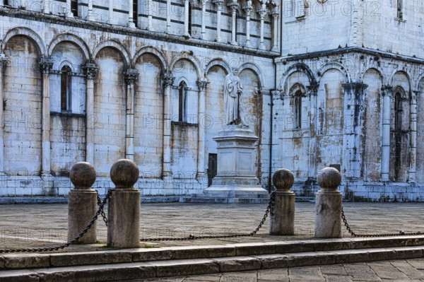 Piazza San Michele with the statue of the Italian politician Francesco Burlamacci, behind the facade of the church of San Michele in Foro, historic city centre, Lucca, Tuscany, Italy, Europe