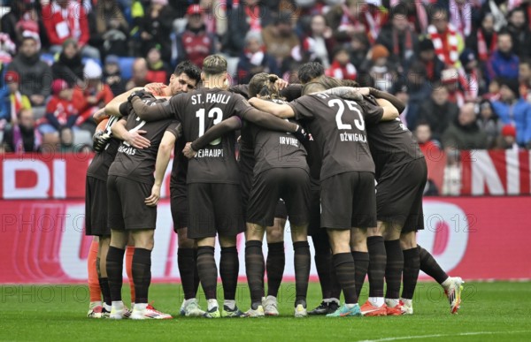 Team building, team circle in front of the start of the match FC St. Pauli Allianz Arena, Munich, Bavaria, Germany, Europe