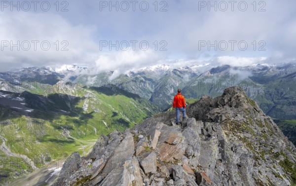 Mountaineer on the summit of Lasörling, view of the mountain panorama of the Venediger Group, Lasörling Group, Hohe Tauern National Park, East Tyrol, Tyrol, Austria, Europe