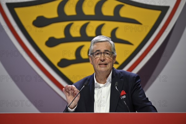 President Dietmar Allgaier VfB Stuttgart holds speech at the podium, gestures, coat of arms, logo, General Meeting VfB Stuttgart 2025, Hanns-Martin-Schleyer-Halle, Stuttgart, Baden-Württemberg, Germany, Europe