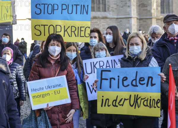 Wesel, North Rhine-Westphalia, Germany, Demonstration against Putin's war in Ukraine. Peace demonstration and solidarity rally for Ukraine on the large market square in Wesel. In times of the corona pandemic, all demonstrators wear masks, Europe