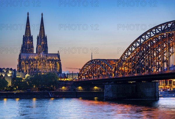 Cologne Cathedral, has been shining in new light since Easter 2025, the old metal halide lamps have been replaced by over 700 modern LED lamps, reducing energy consumption by around four fifths, significantly improving the quality of light and greatly reducing light emissions, 12 KM of new cables were laid for this, Hohenzollern Bridge, railway bridge over the Rhine, North Rhine-Westphalia, Germany, Europe