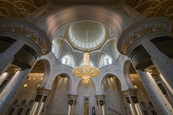 Prayer hall with chandelier in the Sheikh Zayed Mosque, Sheikh Zayed Mosque, Abu Dhabi, United Arab Emirates, Asia