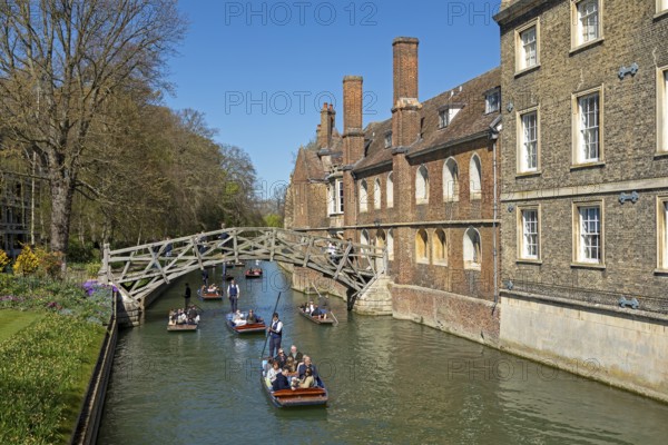 Punting, punting, Mathematical Bridge, Queens' College, River Cam, Cambridge, England, Great Britain