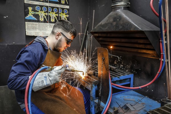 Remscheid, North Rhine-Westphalia, Germany - Trainees in metal professions here welding, Vocational Training Centre of the Remscheid metal and electrical industry. - FOR EDITORIAL USE ONLY!