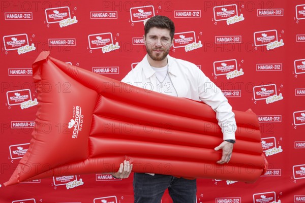 Joey Heindle at the press conference in Oranienburg on 23.04.2025. Bernhard Brink is honoured for his life's work. The Schlager Radio Festival comes to Neuruppin on 24 May 2025 at the Hanger - 312
