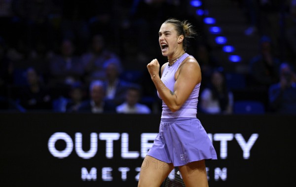 Aryna Sabalenka BLR, gesture, gesture cheering, Tennis Ladies Porsche Cup, Grand Prix, GP, Stuttgart 2025, Porsche Arena, Stuttgart, Baden-Württemberg, Germany, Europe