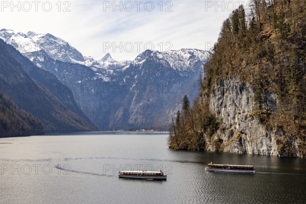 Excursion boats on the Königssee, behind the Steinerne Meer, Berchtesgaden National Park, Schönau am Königssee, Berchtesgadener Land, Upper Bavaria, Bavaria, Germany, Europe