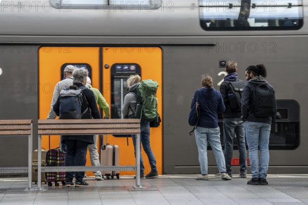 Cologne Central Station, Regional Express, RRX, Rhine-Ruhr Express, Passengers on the platform, North Rhine-Westphalia, Germany, Europe