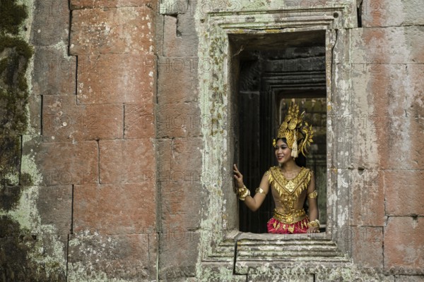 Young woman dressed as a temple dancer, Apsara, Ta Prohm, Angkor Wat, Angkor, UNESCO World Heritage Site, Siem Reap, Cambodia, Indochina, Southeast Asia, Asia