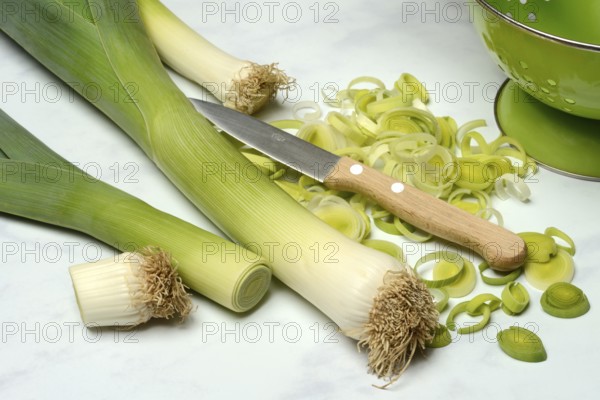 Leeks, leek sticks and leek rings with a knife
