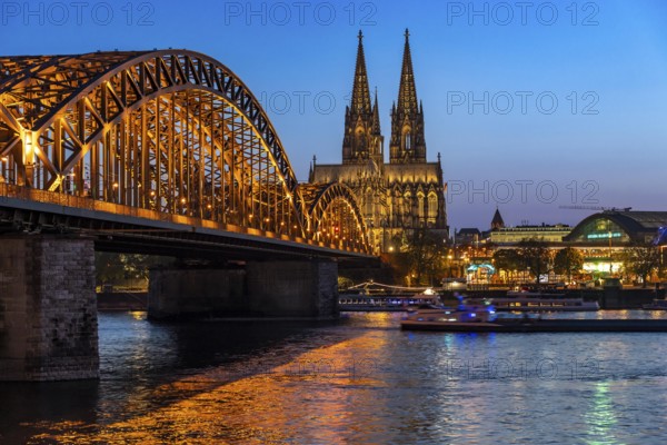 Cologne Cathedral, has been shining in new light since Easter 2025, the old metal halide lamps have been replaced by over 700 modern LED lamps, reducing energy consumption by around four fifths, significantly improving the quality of light and greatly reducing light emissions, 12 KM of new cables were laid for this, Hohenzollern Bridge, railway bridge over the Rhine, North Rhine-Westphalia, Germany, Europe