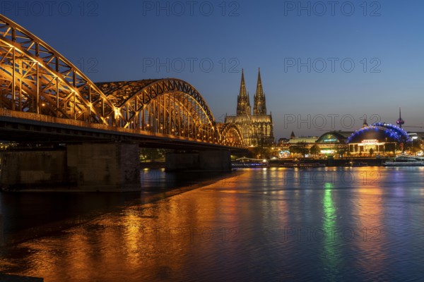 Cologne Cathedral, has been shining in new light since Easter 2025, the old metal halide lamps have been replaced by over 700 modern LED lamps, reducing energy consumption by around four fifths, significantly improving the quality of light and greatly reducing light emissions, 12 KM of new cables were laid for this, Hohenzollern Bridge, railway bridge over the Rhine, North Rhine-Westphalia, Germany, Europe