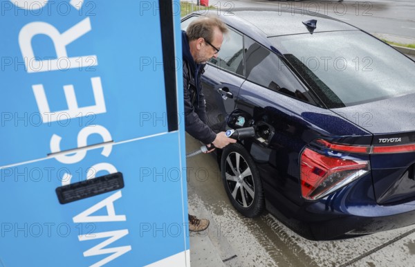 Hydrogen car refuelling with H2 hydrogen at an H2 hydrogen refuelling station, Herten, Ruhr area, North Rhine-Westphalia, Germany, Europe