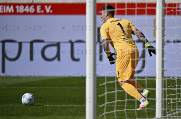 Goalkeeper Kevin Müller 1. FC Heidenheim 1846 FCH (01) Action on the ball Voith-Arena, Heidenheim, Baden-Württemberg, Germany, Europe