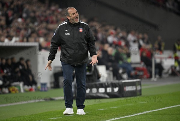 Coach Frank Schmidt 1. FC Heidenheim 1846 FCH on the sidelines Gesture Gesture MHPArena, MHP Arena Stuttgart, Baden-Württemberg, Germany, Europe
