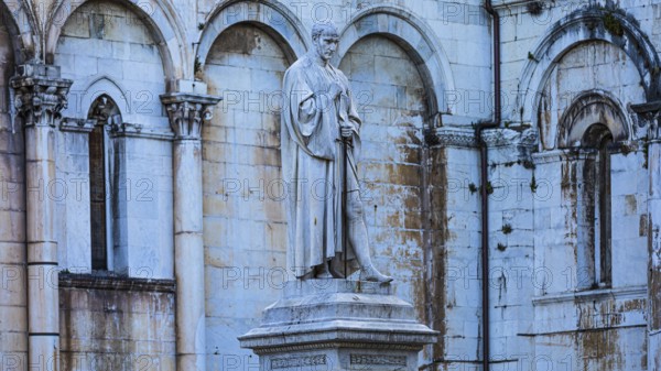 Piazza San Michele with the statue of the Italian politician Francesco Burlamacci, behind the facade of the church of San Michele in Foro, historic city centre, Lucca, Tuscany, Italy, Europe