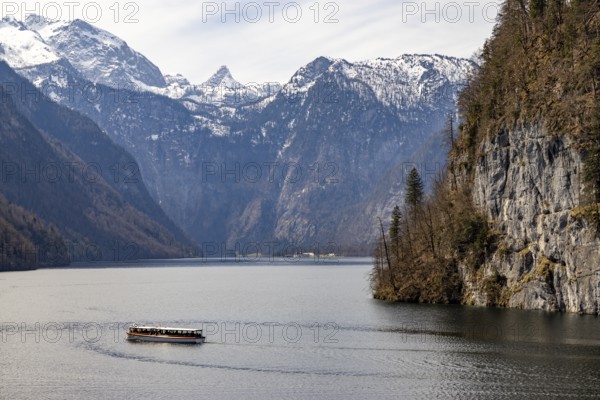 Excursion boat on the Königssee, behind the Steinerne Meer, Berchtesgaden National Park, Schönau am Königssee, Berchtesgadener Land, Upper Bavaria, Bavaria, Germany, Europe