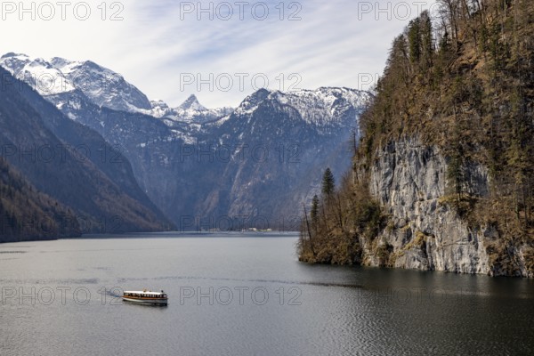 Excursion boat on the Königssee, behind the Steinerne Meer, Berchtesgaden National Park, Schönau am Königssee, Berchtesgadener Land, Upper Bavaria, Bavaria, Germany, Europe