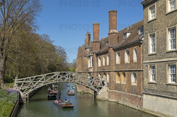 Punting, punting, Mathematical Bridge, Queens' College, River Cam, Cambridge, England, Great Britain
