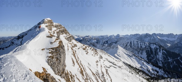 Ski tourers on a snow-covered mountain ridge, summit of Schafreuter, view of snow-covered mountain panorama, Karwendel, Tyrol, Austria, Europe