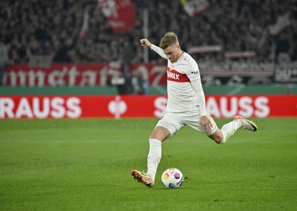 Maximilian Mittelstaedt VfB Stuttgart (07) on the ball, STRAUSS perimeter advertising, logo, DFB Cup, MHPArena, MHP Arena Stuttgart, Baden-Württemberg, Germany, Europe
