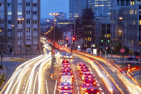Evening city centre traffic in Essen, large intersection of Bismarckstrasse, B224, Friedrichstrasse and Hohenzollernstrasse, this area would also be affected by a diesel driving ban, Essen, North Rhine-Westphalia, Germany, Europe