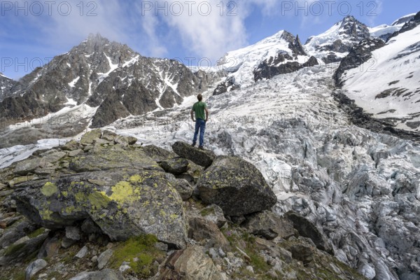 Mountaineers on the glacier, High alpine glaciated mountain landscape, La Jonction, Glacier des Bossons meets Glacier de Taconnaz, Summit of the Aiguille du Midi, Mont Maudit and Mont Blanc, Chamonix, Haute-Savoie, France, Europe