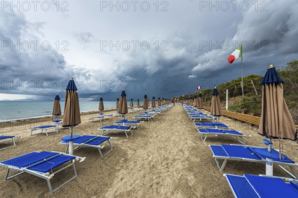 Empty beach, dramatic, gloomy sky, weather, clouds, thunderstorm, stormy, stormy weather, coast, Mediterranean, Mediterranean, crisis, rainy weather, tourism, tourism crisis, Follonica, Tuscany, Italy, Europe