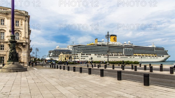 Piazza Unità d'Italia borders directly on the sea with cruise ships, Trieste, harbour city on the Adriatic, Friuli, Italy, Trieste, Friuli, Italy, Europe