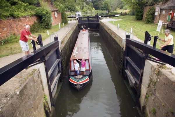 Navigating narrow boat lock River Avon, Fladbury lock, Cropthorne, Worcestershire, England, UK