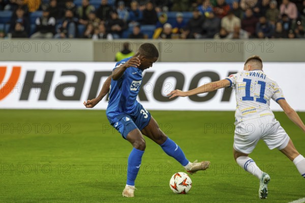 Football UEFA Europa League, 2024/25 season, matchday 2: TSG Hoffenheim v Dynamo Kiev. Picture: Intense duel between Stanley Nsoki (34, Hoffenheim) and Vladyslav Vanat (11, Kiev)