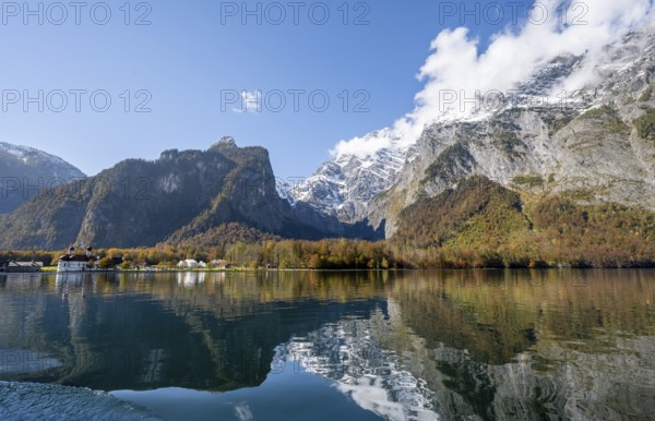 Königssee with Watzmann massif and pilgrimage church of St. Bartholomä, autumnal mountain landscape reflected in the lake, Berchtesgaden National Park, Berchtesgadener Land, Upper Bavaria, Bavaria, Germany, Europe