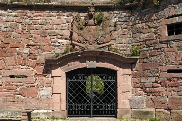 Coat of arms with lion's head and weapons, 1683, with the slogan: Honi soit qui mal y pense in the forecourt of the castle ruins destroyed in 1689, Heidelberg, Baden-Württemberg, Germany, Europe