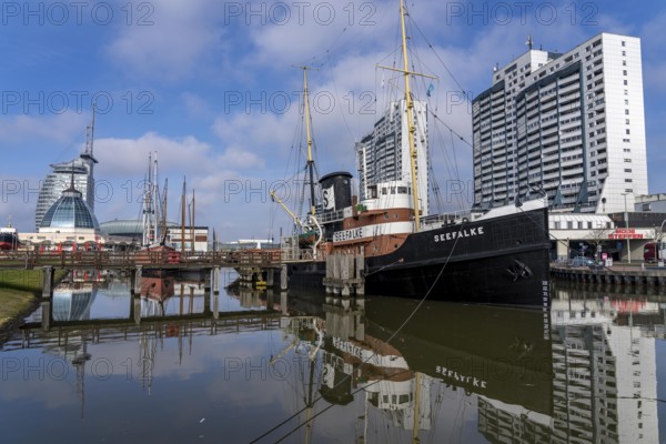 Old harbour, harbour basin, harbour district, Sail City building, Klimahaus Bremerhaven, museum ships, part of the Harbour Worlds, in Bremerhaven, Bremen, Germany, Europe
