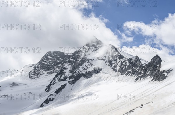 Mountain landscape of rock and ice, glaciated mountain peak Großer Möseler, glacier Waxeggkees, Berliner Höhenweg, Zillertal Alps, Tyrol, Austria, Europe