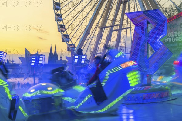 Deutz funfair on the Rhine, at Easter, funfair, break-dancer ride, Ferris wheel, Cologne Cathedral, Cologne, North Rhine-Westphalia, Germany, Europe