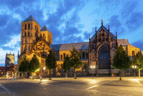 Historic old town, St Paul's Cathedral on the market square, medieval Romanesque cathedral, tower of the Liebfrauen-Überwasserkirche in the background, in Münster, North Rhine-Westphalia, Germany, Europe