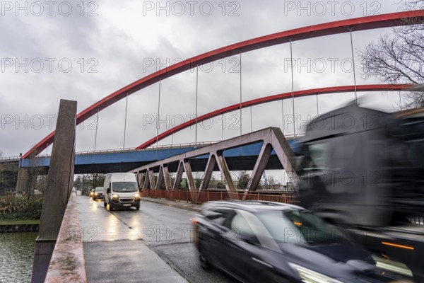Dilapidated A42 motorway bridge (red arches) over the Rhine-Herne Canal, with massive structural damage, totally closed for the next few months, between the Bottrop-Süd and Essen-Nord junctions, probably for HGVs until a new bridge is built, inner-city canal bridge, Hafenstraße/Vogelheimer Straße, North Rhine-Westphalia, Germany, Europe