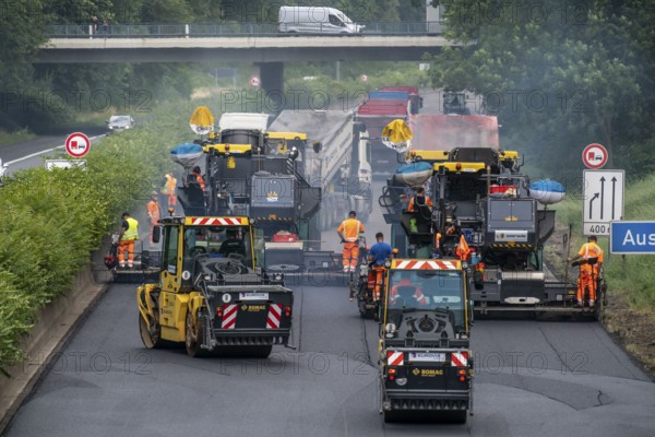 Renewal of the road surface on the A40 motorway between the Kaiserberg junction and Mülheim-Heißen, in the direction of Essen, over a length of 7.6 kilometres, with whisper asphalt, so-called open-pored asphalt, 10-day closure of the motorway, North Rhine-Westphalia, Germany, Europe