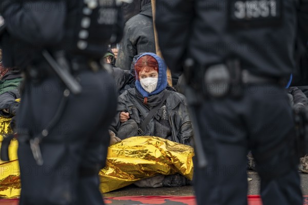 Beginning of the eviction of the Lützerath hamlet, camp of climate activists and squatters, at the Garzweiler 2 opencast lignite mine, by the police, Erkelenz, North Rhine-Westphalia, Germany, Europe