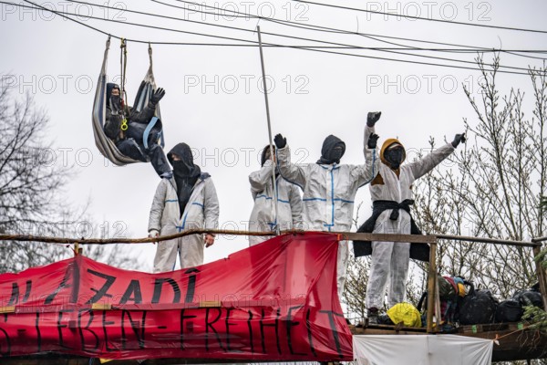 2nd day of the eviction of the Lützerath hamlet, occupied buildings of the former farm, by climate activists at the Garzweiler 2 opencast lignite mine, by the police, media, Erkelenz, North Rhine-Westphalia, Germany, Europe