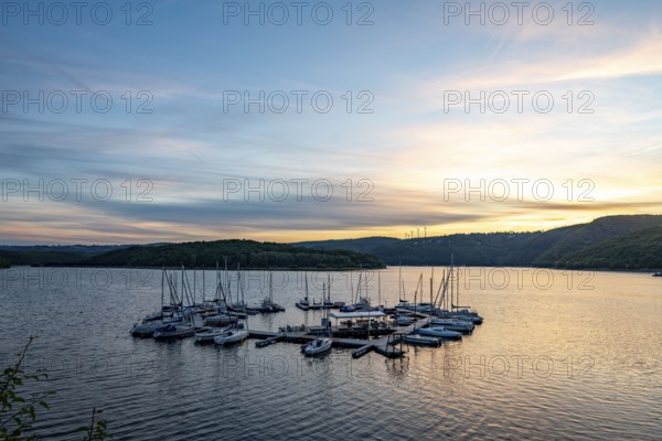 Lake Rursee, reservoir in the Eifel National Park, north-east bank near Heimbach, near the Rur dam Schwammenauel, sailing boats on the floating jetty, North Rhine-Westphalia, Germany, Europe