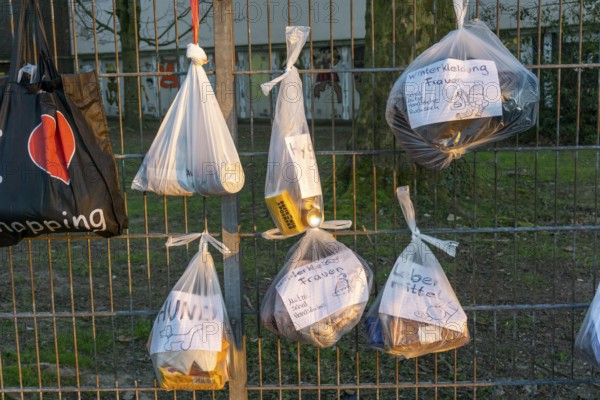 Gift fence with donations for the homeless and needy, food, hygiene articles, clothing, in Essen Rüttenscheid, effects of the corona crisis in Germany