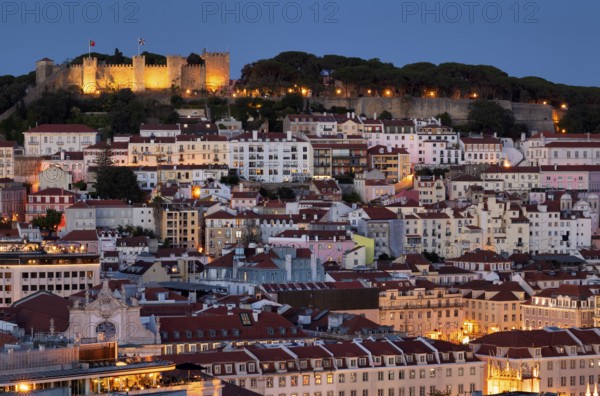 View from the viewpoint Miradouro de São Pedro de Alcântara to Castelo de São Jorge, city view, Lisbon, evening mood, twilight, blue hour, Portugal, Europe