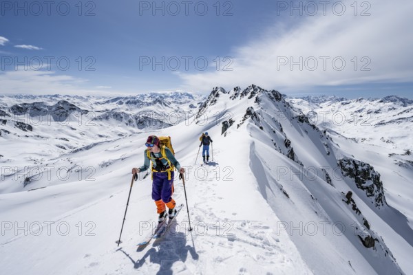Two ski tourers on a mountain ridge, mountain landscape with snow, mountain panorama with peaks of the Grisons Alps, ascent to the Scalettahorn, Grisons Haute Route, Albula Alps, Rhaetian Alps, Grisons, Switzerland, Europe