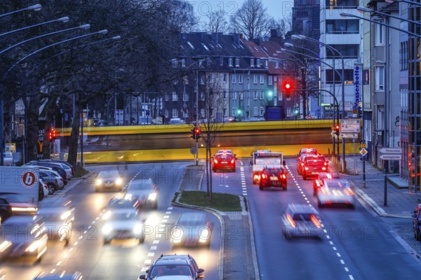 After-work traffic in the environmental zone on the B 224 Alfredstraße in Rüttenscheid, Essen, Ruhr area, North Rhine-Westphalia, Germany, Europe