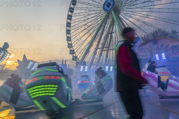 Deutz funfair on the Rhine, at Easter, funfair, break-dancer ride, employees, ticket inspectors, Ferris wheel, Cologne Cathedral, Cologne, North Rhine-Westphalia, Germany, Europe