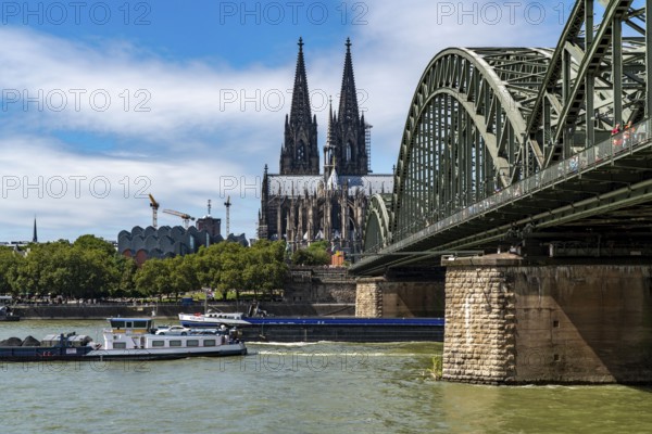 Cologne Cathedral, view from Deutzer Ufer, Hohenzollern Bridge, railway bridge over the Rhine, Cologne, North Rhine-Westphalia, Germany, Europe