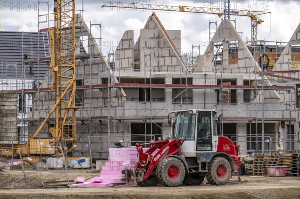 New development district, around 140 detached and semi-detached villas being built in the south of Duisburg, various property developers, shells, construction work, North Rhine-Westphalia, Germany, Europe